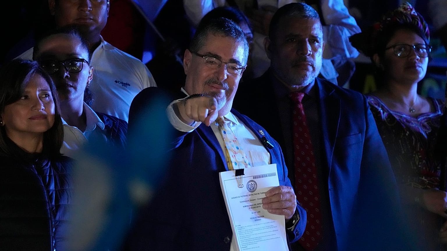 El presidente electo de Guatemala, Bernardo Arévalo, saluda a la multitud a su llegada a una marcha de indígenas para exigir la dimisión de la fiscal general de Guatemala.