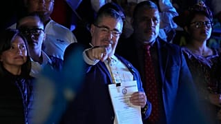 El presidente electo de Guatemala, Bernardo Arévalo, saluda a la multitud a su llegada a una marcha de indígenas para exigir la dimisión de la fiscal general de Guatemala.