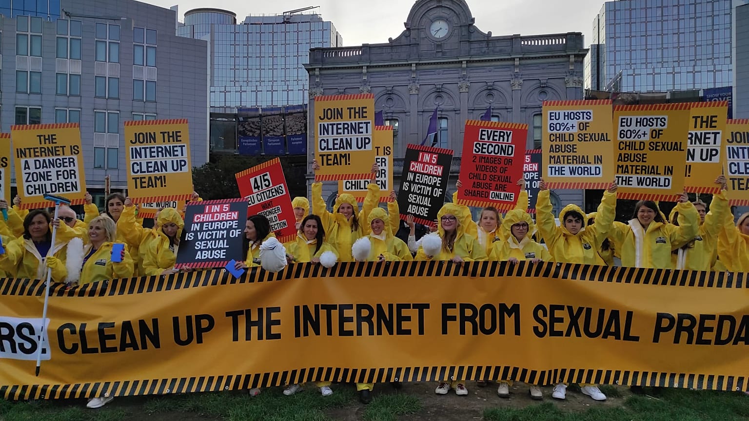 Manifestação junto ao Parlamento Europeu em prol de nova legislação de combate ao abuso sexual infantil