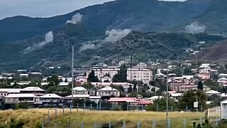 Дым, поднимающийся от артиллерийских ударов недалеко от Степанакерта, столицы Нагорного Карабаха 19 сентября 2023 года (видеозапись предоставленна AFP Марутом Ваняном)
