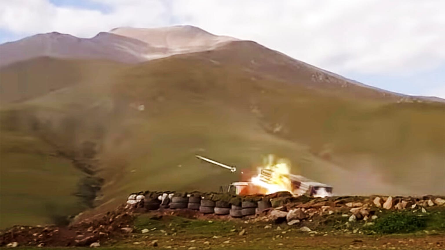 Azerbaycan güçleri tarafından Dağlık Karabağ'da Ermeni mevzilerine açılan ateş (2020) 