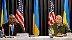 Lloyd Austin (links im Bild) in Ramstein an der Seite des ukrainischen Verteidigungsministers Rustem Umerow