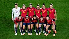 لاعبات إسبانيا قبل بدء مباراة نصف نهائي كأس العالم للسيدات لكرة القدم بين السويد وإسبانيا في إيدن بارك في أوكلاند، نيوزيلندا، الثلاثاء 15 أغسطس 2023.
