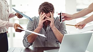 De nouvelles recherches suggèrent que les hommes qui travaillent dur dans des emplois stressants tout en étant insuffisamment récompensés pour leurs efforts pourraient être jusqu'à deux fois plus exposés aux maladies cardiaques.