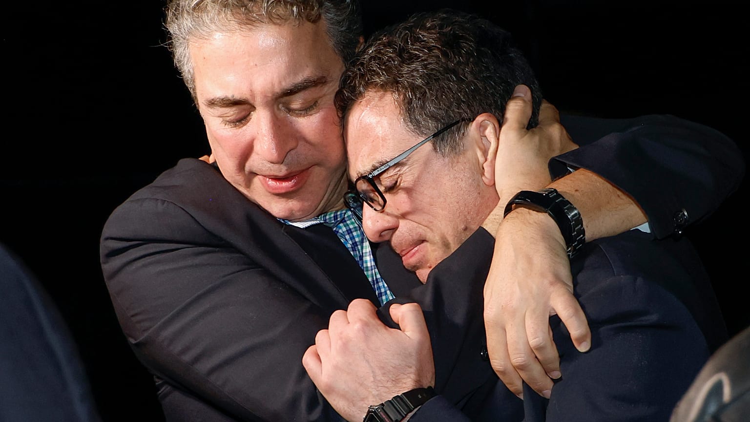 Siamak Namazi, l'un des Américains libéré, dans les bras de l'un de ses proches.