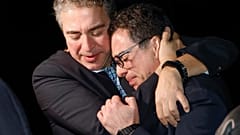 Az egyik rokona öleli Siamak Namazit, miután megérkezett az Egyesült Államokba