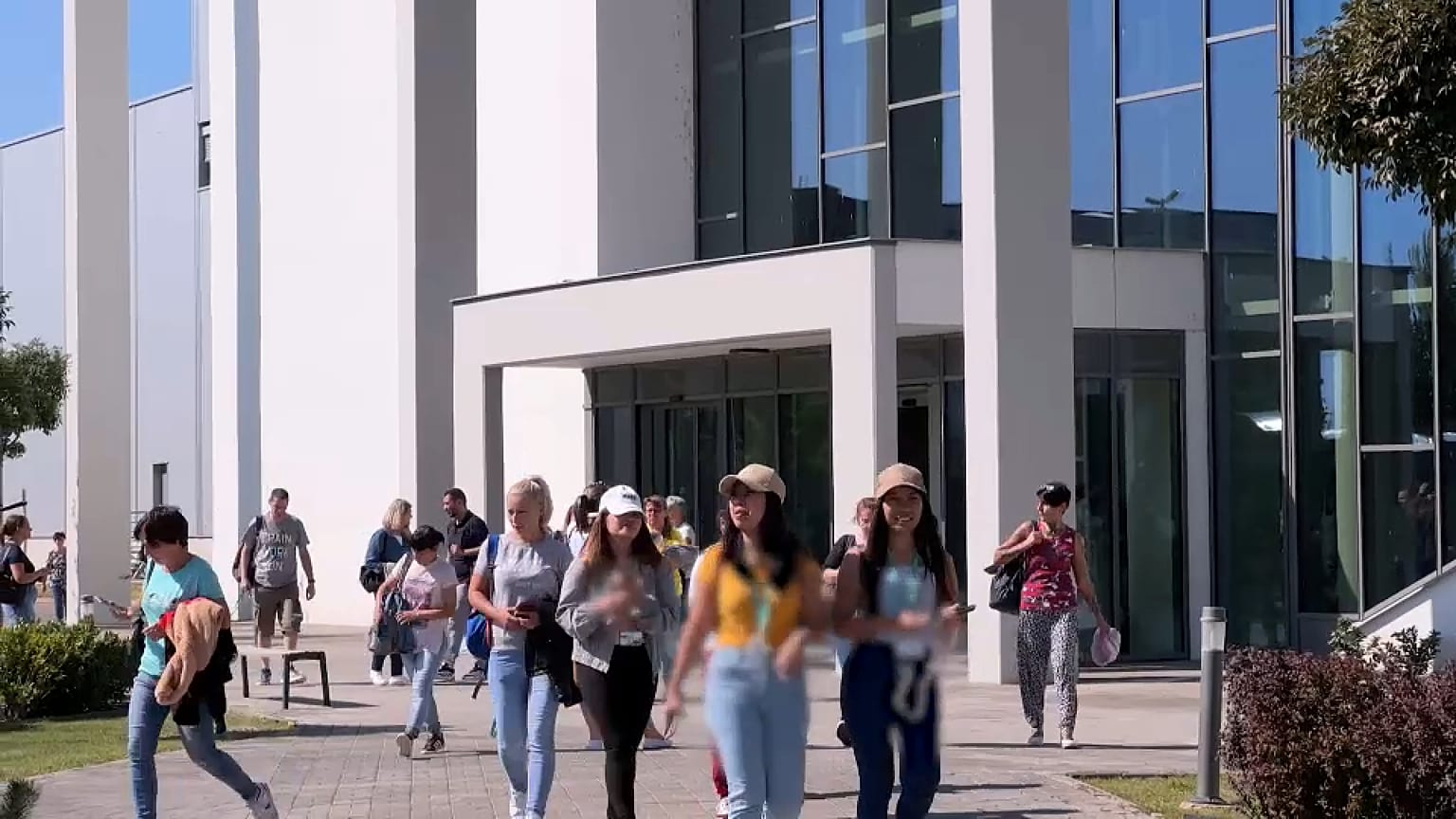 Gastarbeiterinnen verlassen eine Fabrik in Ungarn.