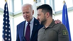DATEI - Präsident Joe Biden mit dem ukrainischen Präsidenten Volodymyr Zelenskyy am 21\. Mai 2023\. 