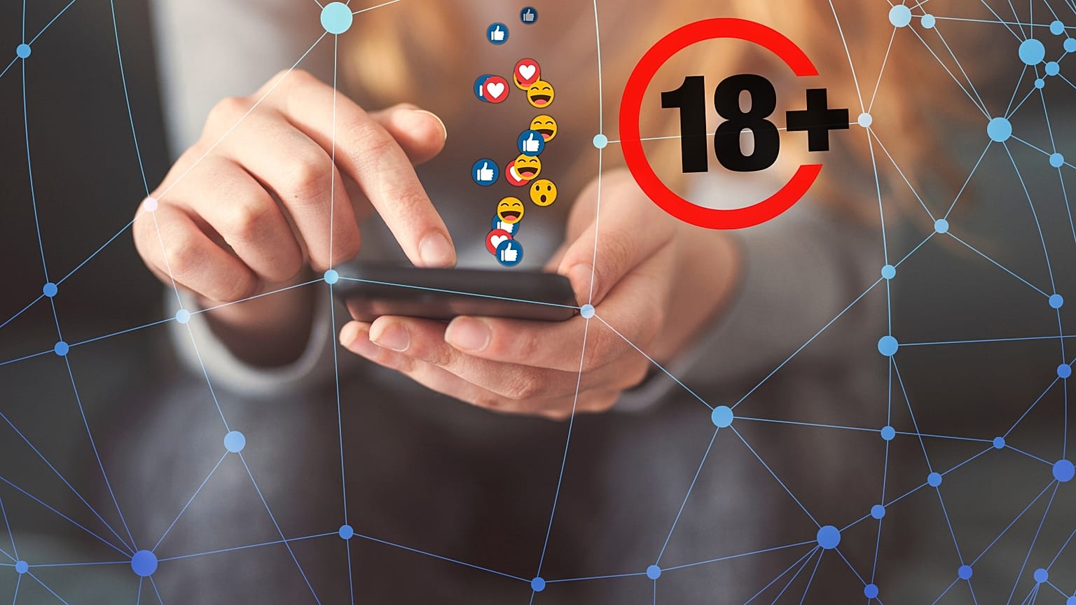Tinédzser a mobiltelefonján a tanulás szünetében.