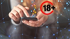 Tinédzser a mobiltelefonján a tanulás szünetében.