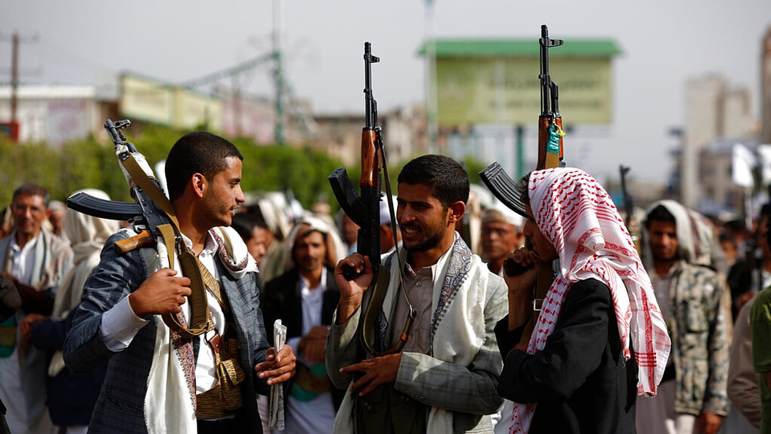 الحوثيون يرفعون أسلحتهم أثناء حضورهم مسيرة ضد الغارات الجوية التي تقودها السعودية في صنعاء، اليمن، الأحد 5 يوليو 2015. 