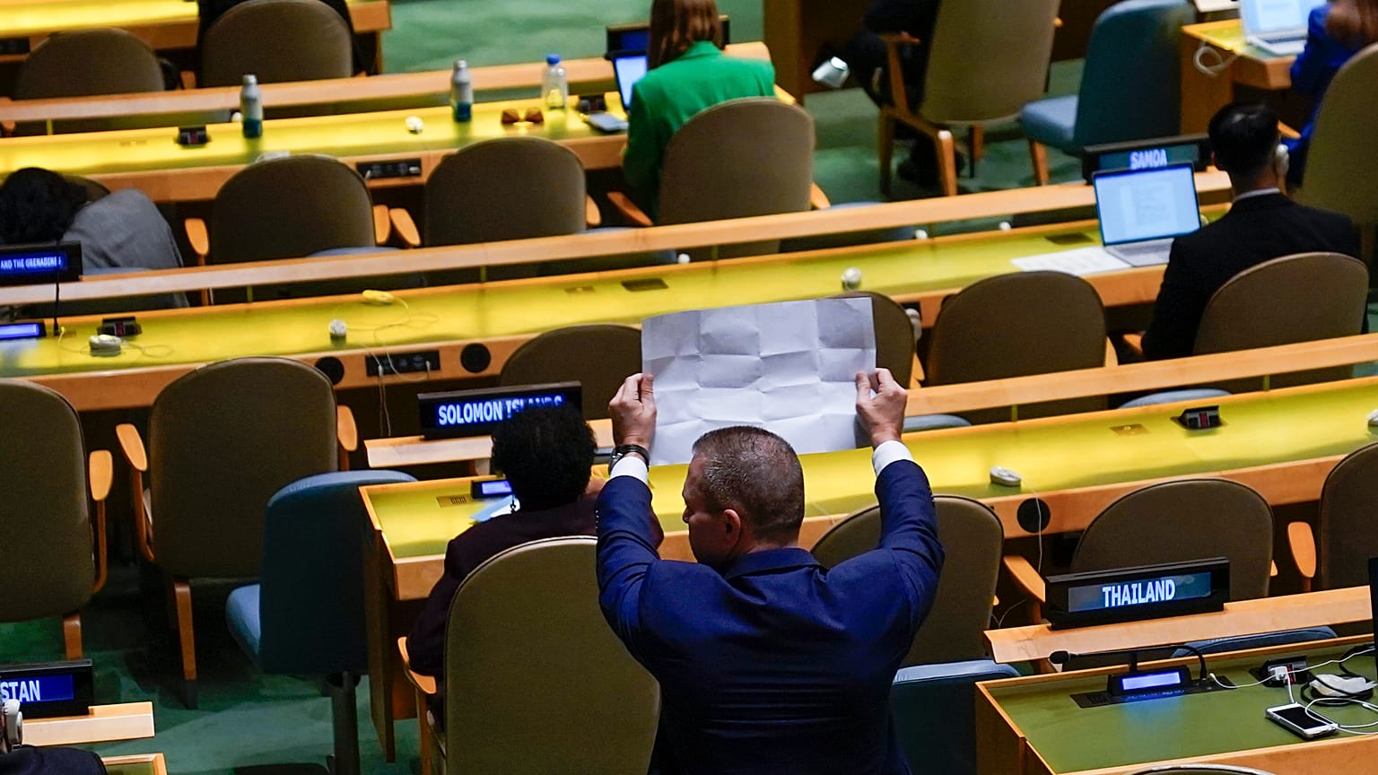 عکس مهسا امینی در دستان سفیر اسرائیل در سازمان ملل