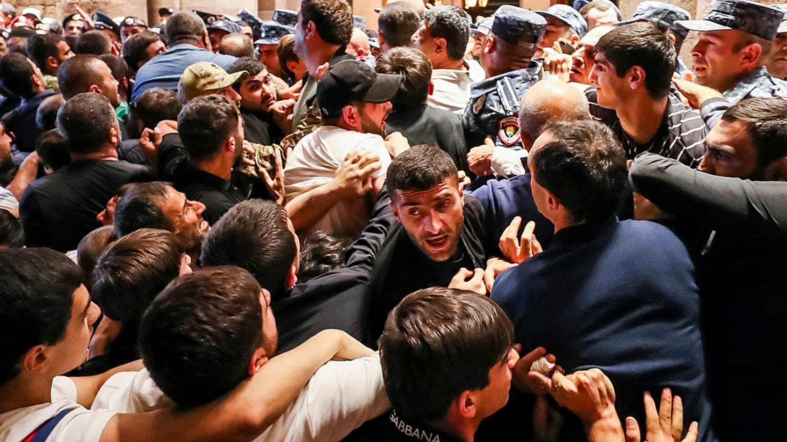 Aufgebrachte Demonstranten vor dem armenischen Parlament in Eriwan