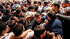 Aufgebrachte Demonstranten vor dem armenischen Parlament in Eriwan