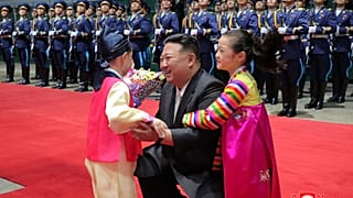 Kim Dzsongun és két lelkes rajongója