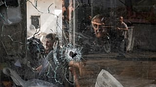 Golyó ütötte lyuk a ciszjordániai Dzsenin menekültáborának egyik ablakán