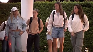 Jugadoras de la selección española femenina de fútbol llegando al hotel de Oliva, Valencia, para la reunión con la Real Federación Española de Fútbol.