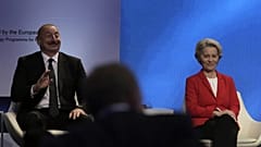 Die Präsidentin der Europäischen Kommission, Ursula von der Leyen, sitzt am 1\. Oktober 2022 in Sofia neben dem aserbaidschanischen Präsidenten Ilham Aliyev. 
