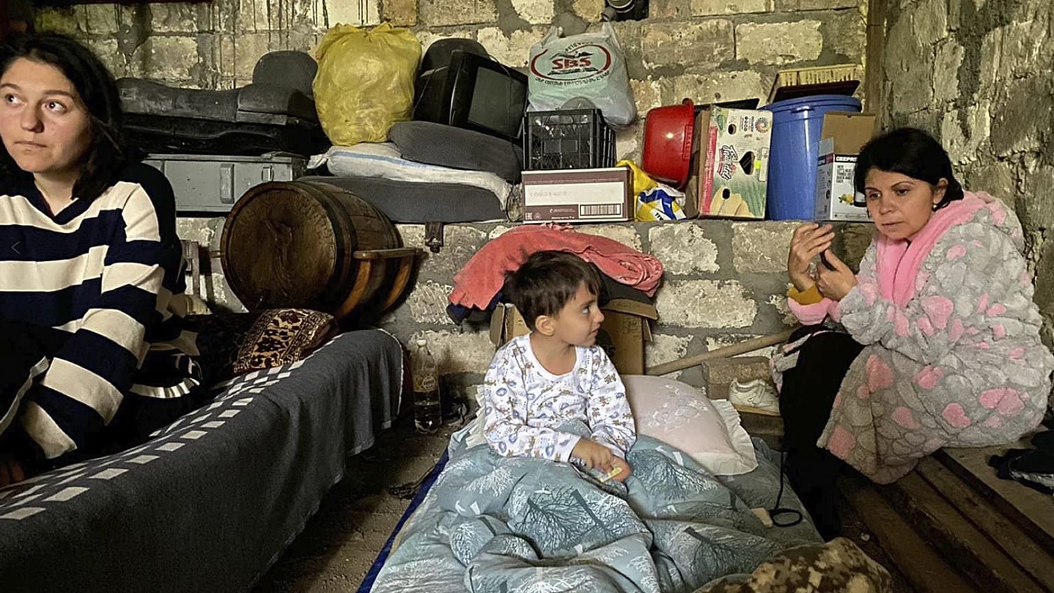 Azerbaycan'ın başlattığı "terörle mücadele operasyonu" sonrası sığınaklara saklanan Ermeni vatandaşlar