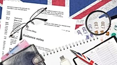 عکس تزئینی از فرم‌ها و مدارک دریافت ویزا و کارت اقامت در بریتانیا