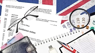 عکس تزئینی از فرم‌ها و مدارک دریافت ویزا و کارت اقامت در بریتانیا