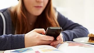 İnternet kullanımı ve kişilerin fotoğraflarını paylaşmasının artmasıyla birlikte reşit olmayan gençlere karşı işlenen gayri ahlaki suçlar da giderek artıyor.