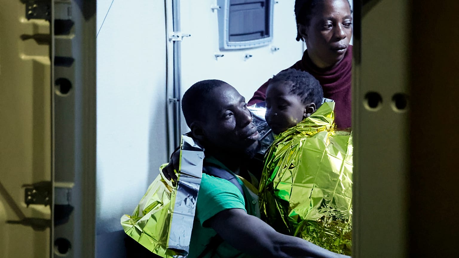 Migrantes recém-chegados a Lampedusa