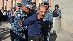 Armenische Polizei führt Demonstranten in Eriwan ab