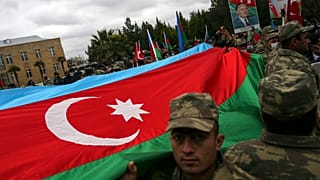 Des soldats azerbaïdjanais brandissent leur drapeau à Latchine au Haut-Karabakh, 1 décembre 2020