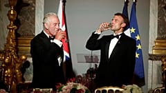 Charles III. und Präsident Macron stoßen an.