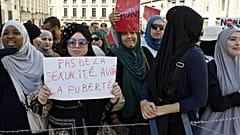 "Keine Sexualität vor der Pubertät" steht auf dem Schild der demonstrierenden Frau.