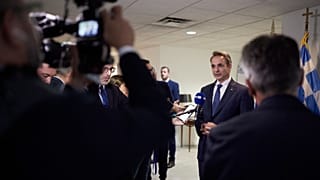 Ο Έλληνας πρωθυπουργός παραχωρεί συνέντευξη σε δημοσιογράφους στη Νέα Υόρκη 