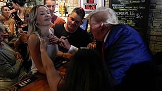 الرئيس السابق دونالد ترامب يوقع توقيعه لآشلي رشيد في Treehouse Pub & Eatery