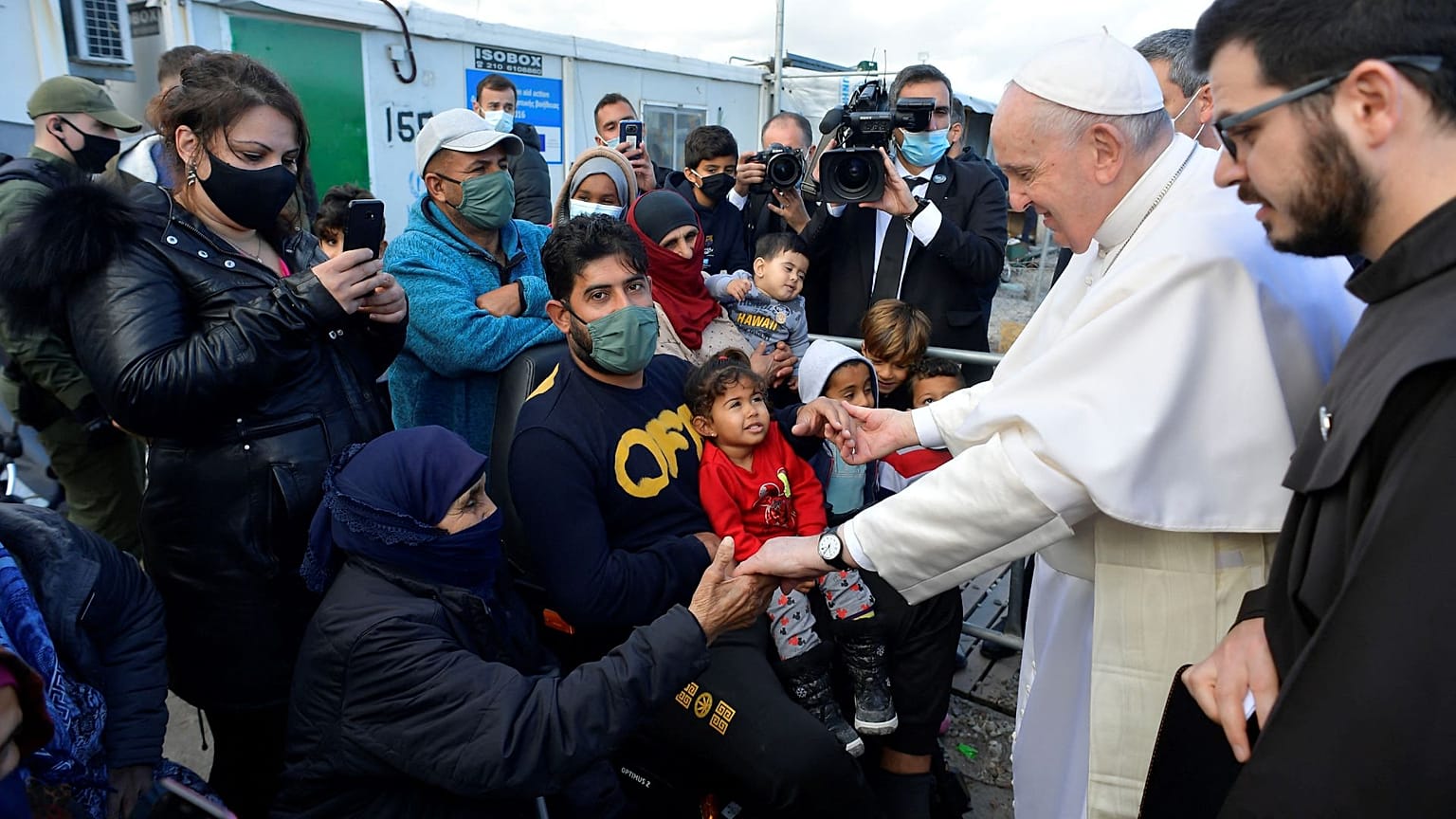 Papst Franziskus setzt sich seit langem für eine bessere Aufnahme von Migranten ein und begrüßte im Dezember 2021 Flüchtlinge auf der Insel Lesbos.