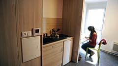 Eine junge Frau in ihrem Studentenzimmer in Toulouse, Frankreich - Archiv 2013