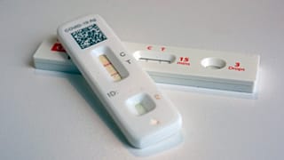 COVID-19-Antigen-Heimtests, die ein positives Ergebnis anzeigen, werden fotografiert
