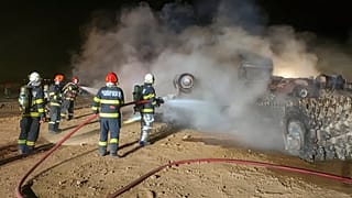 رجال الإطفاء يعملون في موقع انفجار على طريق سريع في منطقة كاليمانستي