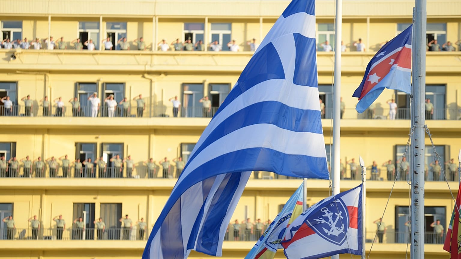 Τελετή απόδοσης τιμής στους θανόντες της αποστολής ανθρωπιστικής βοήθειας στη Λιβύη, κατά την έπαρση της σημαίας στο Στρατόπεδο «Παπάγου»,