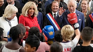 كاميلا وبريجيت ماكرون وملك بريطانيا تشارلز الثالث يتحدثون مع أطفال يمارسون الملاكمة خلال زيارة إلى صالة للألعاب الرياضية، سان دوني شمال باريس 21 أيلول 2023