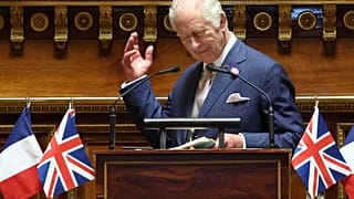 Carlos III, muy aplaudido, sella así la reconciliación de ambos países tras los tensos años del Brexit.