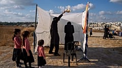 Orthodoxe Juden begehen vor Jom Kippur das Opfer-Ritual Kapparot