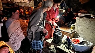 Люди укрываются в подвале здания в Степанакерте во время возобновления наступления Азербайджана в Нагорном Карабахе.