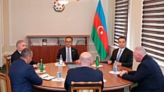 También participa en la reunión un representante del contingente de paz de Rusia desplegado en Nagorno Karabaj desde el fin de la guerra de 44 días y que comenzó en 2022.