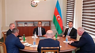 También participa en la reunión un representante del contingente de paz de Rusia desplegado en Nagorno Karabaj desde el fin de la guerra de 44 días y que comenzó en 2022.