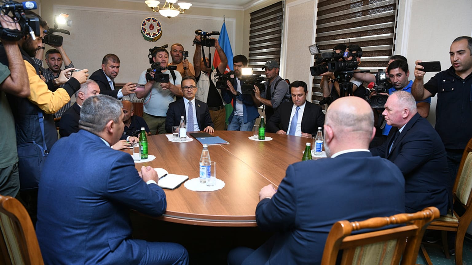 Vertreter der aserbaidschanischen Regierung mit Separatisten der selbsternannten Republik Artsakh sprachen in Yevlax (auch: Jewlach)