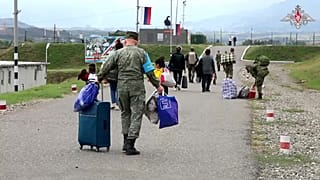 Russische Soldaten helfen Armeniern und Armenierinnen, die Region Berg-Karabach zu verlassen