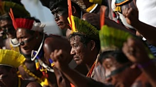 Des représentants des peuples indigènes brésiliens devant la Cour suprême à Brasilia.