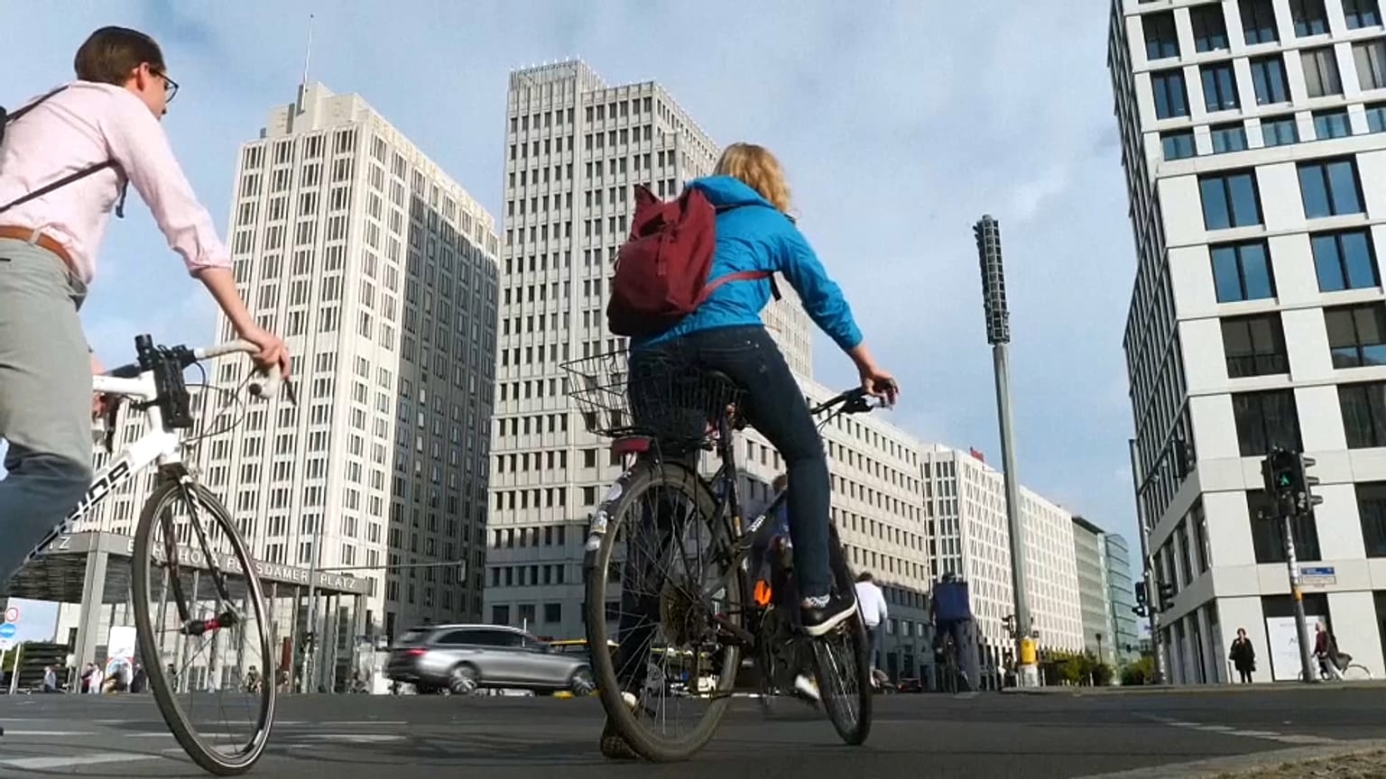 Straßenszene mit Radfahrern am Potsdamer Platz in Berlin