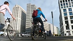 Straßenszene mit Radfahrern am Potsdamer Platz in Berlin