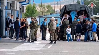 Rus Barış Gücü askerleri, bölgeyi terk eden Ermenilere yardım ediyor